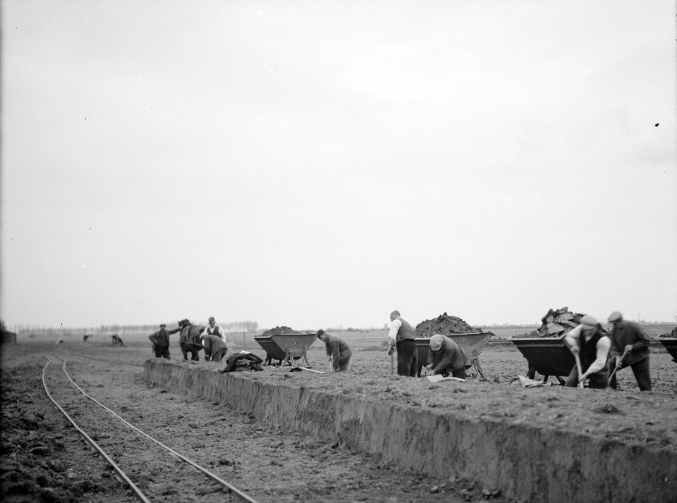 Arbeiders, werkzaamheden, rails, kipkarren, Bestanddeelnr 253-6688