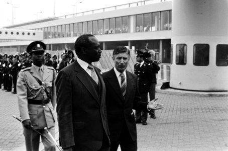 Arap Moi met premier van Agt op Schiphol, Bestanddeelnr 930-3183