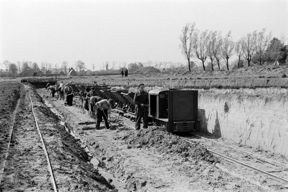 Arbeiders, werkzaamheden, kipkarren, dronddepots, kanaalwerken, Groningen, Bestanddeelnr 170-0316