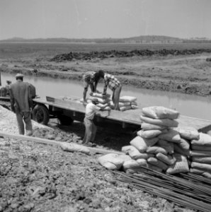 Arbeiders, zakken, karren, werkzaamheden, Bestanddeelnr 250-8420
