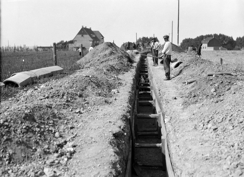 Arbeiders, werkzaamheden, drainage, leggen riolering, Bestanddeelnr 253-6620