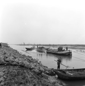 Arbeiders, werkzaamheden, boten, keien, Bestanddeelnr 253-7506