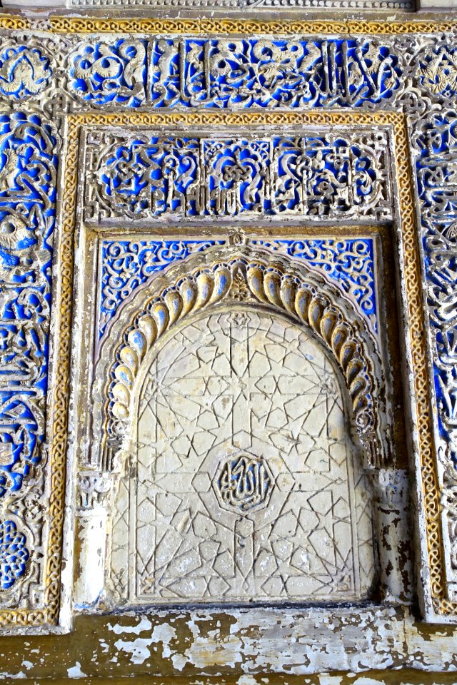 Arabesque detail in Alcázar of Seville - Alcázar of Seville, Spain - DSC07445