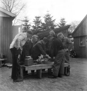 Arbeiders, houtbewerking, gereedschappen, jerrycans, Bestanddeelnr 251-8408