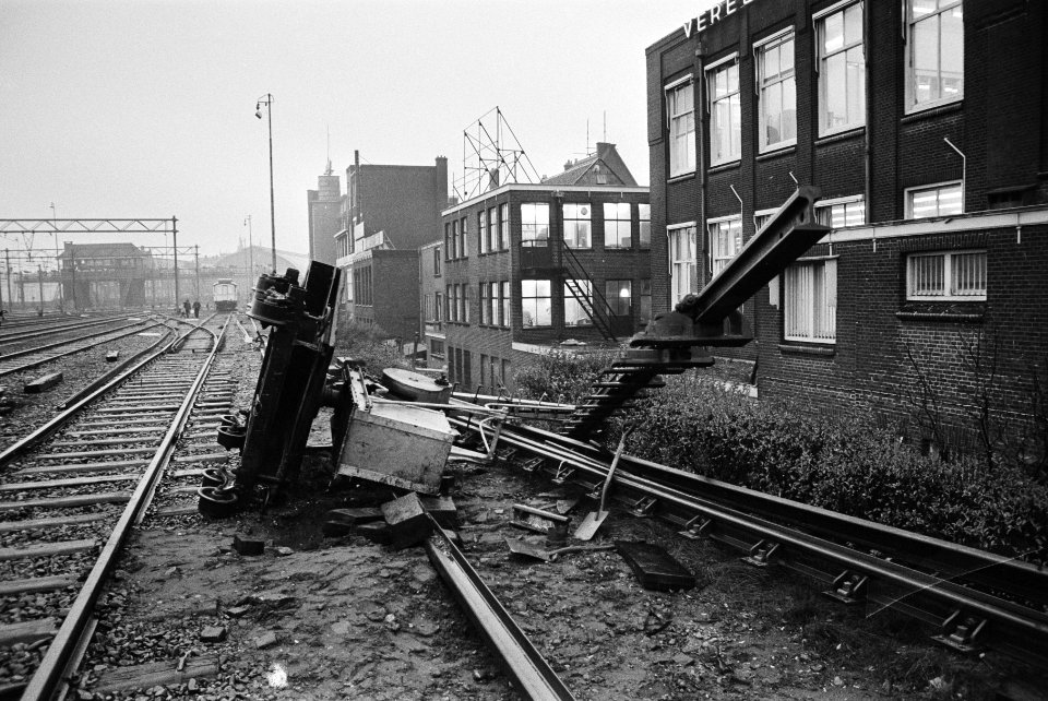 Arbeider gedood door vallende kraan op spoordijk achter Ruyterkade, Amsterdam, Bestanddeelnr 924-0678