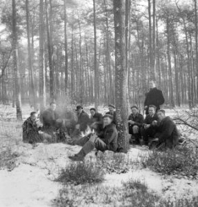 Arbeiders, bosbewerking, pauzes, Bestanddeelnr 251-7477