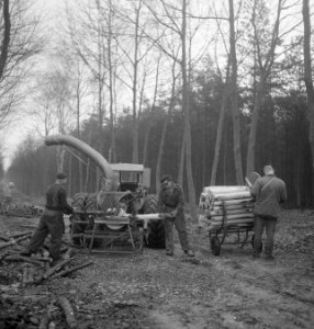 Arbeiders, bossen, werkzaamheden, boomstammen, landbouwmachines, werktuigen, bom, Bestanddeelnr 253-5003