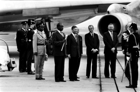 Arap Moi met premier van Agt op Schiphol, Bestanddeelnr 930-3182