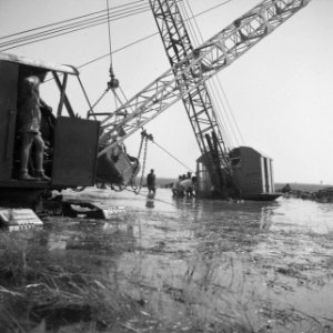 Arbeiders, machines, werktuigen, draglines, Bestanddeelnr 250-8473
