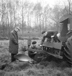 Arbeiders, grondbewerking, machines, werktuigen, Ploegen, Tractors, Bestanddeelnr 253-4625