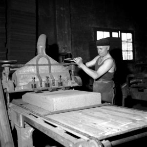 Arbeider schaaft een houten blok, Bestanddeelnr 254-0727