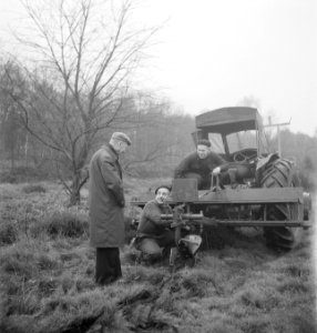 Arbeiders, grondbewerking, machines, werktuigen, Ploegen, Tractors, Bestanddeelnr 253-4626