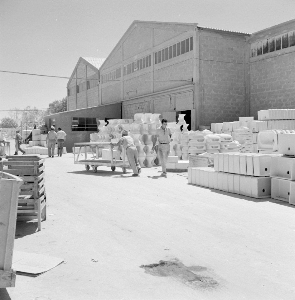 Arbeiders op het terrein van een keramiekfabriek in Bersjeba waarvan er een een , Bestanddeelnr 255-4351