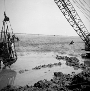 Arbeiders, machines, werktuigen, werkzaamheden, Bestanddeelnr 250-8435