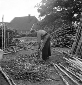 Arbeiders, huizen, houtopslagplaatsen, Bestanddeelnr 251-7655