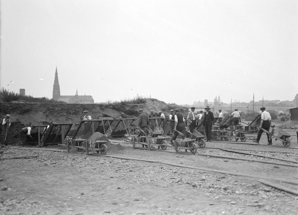 Arbeiders, planken, kruiwagens, werkzaamheden, kipkarren, Bestanddeelnr 253-6610