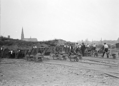 Arbeiders, planken, kruiwagens, werkzaamheden, kipkarren, Bestanddeelnr 253-6610