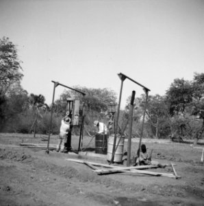 Arbeiders, bouwwerkzaamheden, vaten, Bestanddeelnr 250-8404