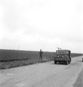 Arbeiders, auto's, wegen, sproeiinstallaties, bermen, Bestanddeelnr 253-4380