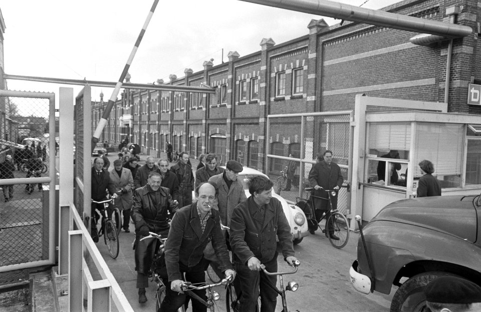 Arbeiders demonstreren tegen de voorgenomen sluiting van fabriek van Thomassen e, Bestanddeelnr 922-3120