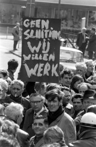 Arbeiders demonstreren tegen de voorgenomen sluiting van fabriek van Thomassen e, Bestanddeelnr 922-3123