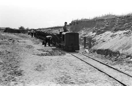 Arbeiders, kipkarren, grondtransporten, Duivense Broek, Bestanddeelnr 170-0037