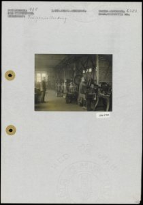 Arbeidsters in veiligheidskleding, Bestanddeelnr 256-1783