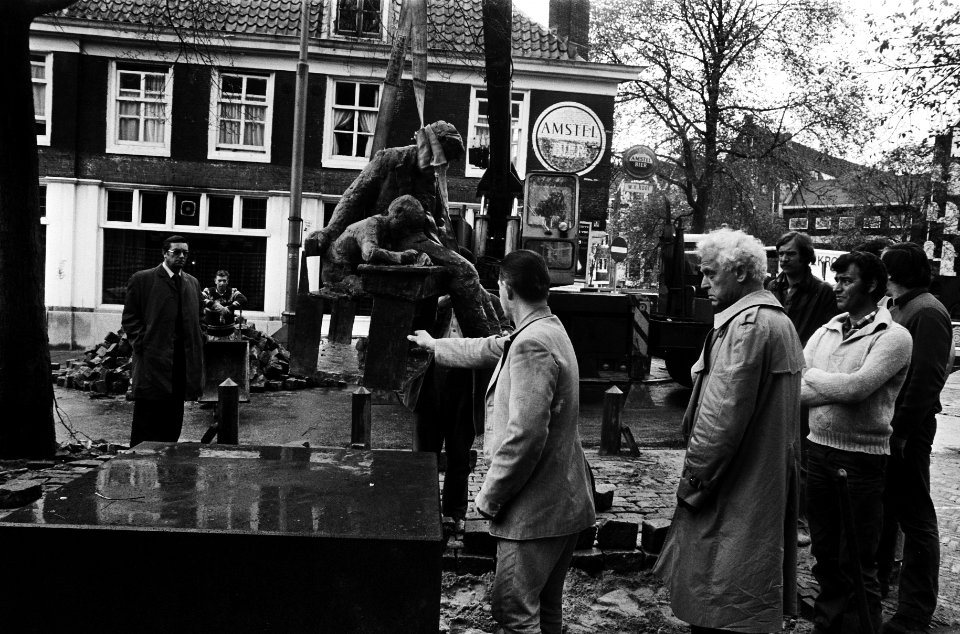 Arbeiders plaatsen het beeld, Bestanddeelnr 930-3141