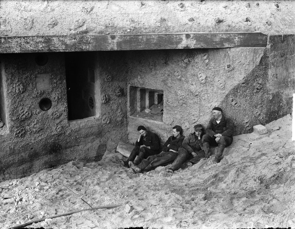 Arbeiders in zon op bunkers te Zandvoort, Bestanddeelnr 904-4216
