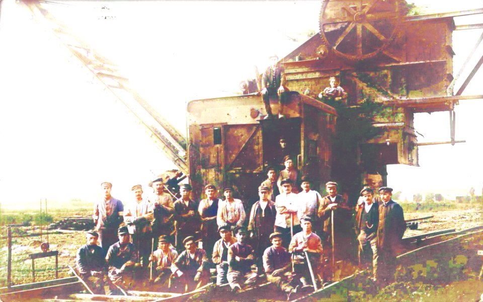 Arbeiter vor Bagger. German coal miners, ca. 1900