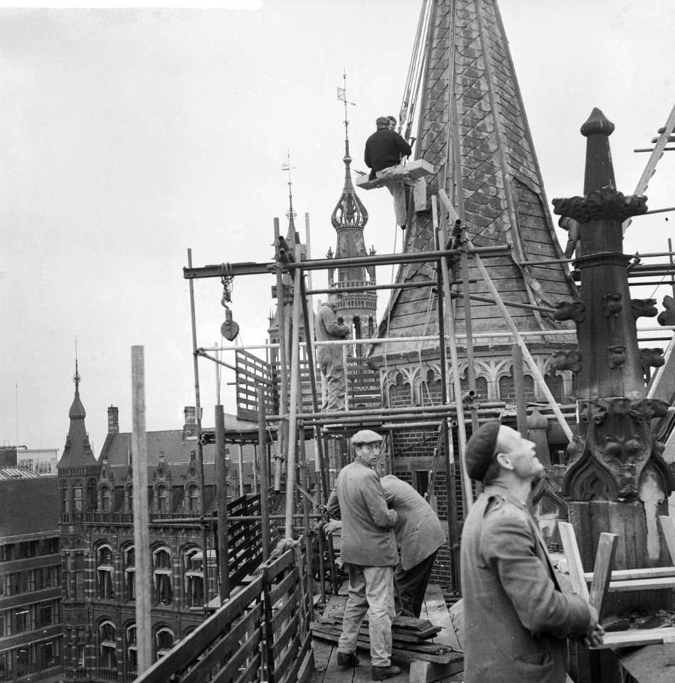 Arbeiders op gaanderij van de Nieuwe Kerk, Bestanddeelnr 912-5002