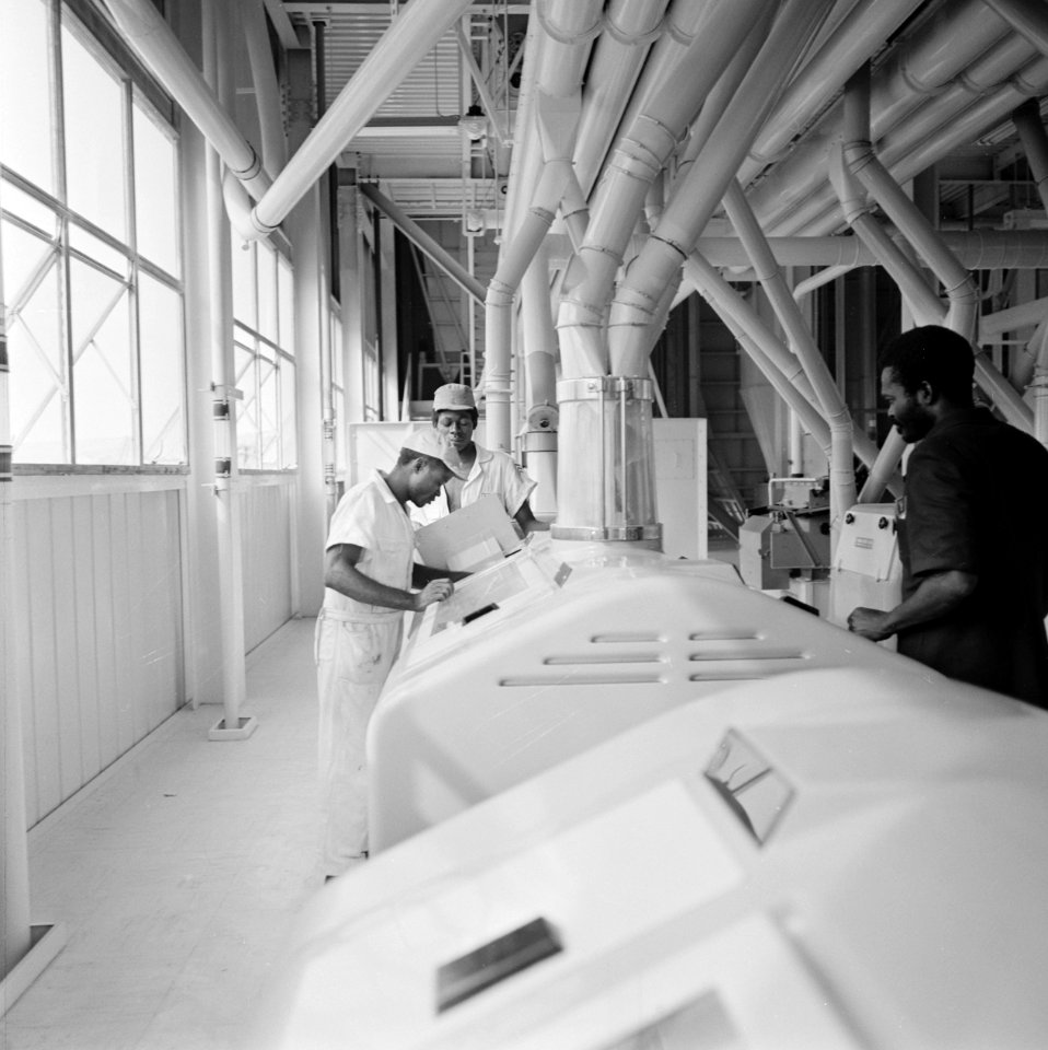 Arbeiders bij machines in een meelfabriek in Matadi, Bestanddeelnr 926-7763