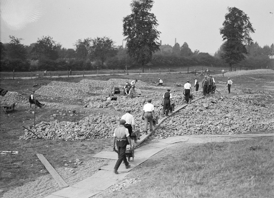 Arbeiders, stenen, planken, kruiwagens, werkzaamheden, Bestanddeelnr 253-6608