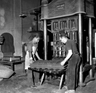 Arbeiders werken aan een pers, Bestanddeelnr 254-0724