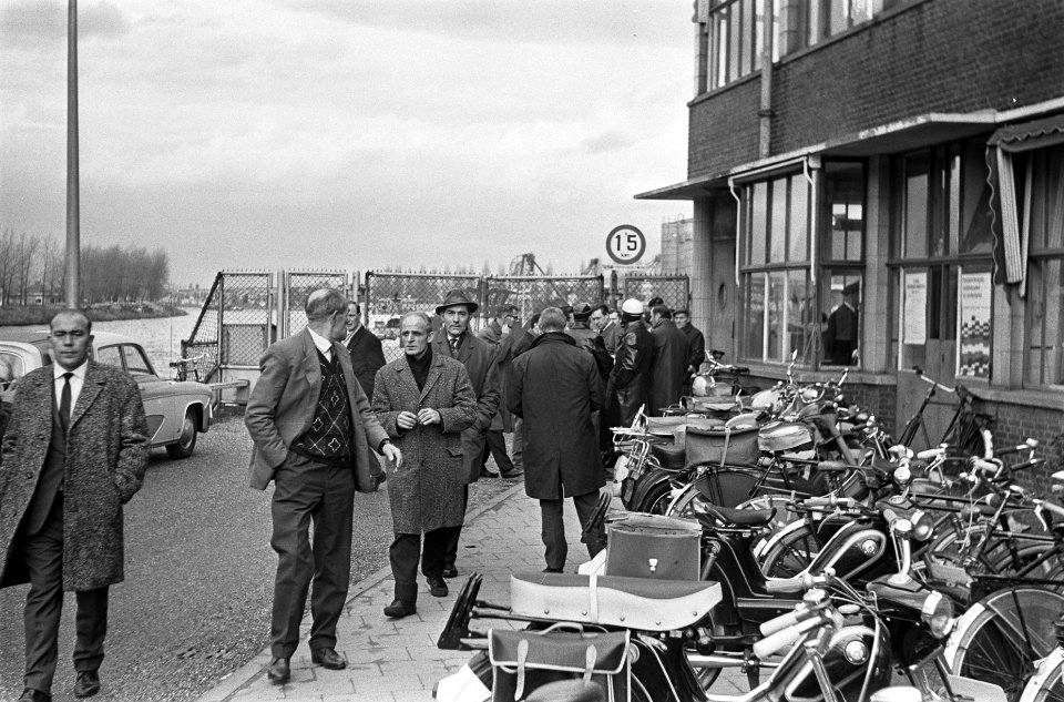 Arbeiders verlaten de fabriek, Bestanddeelnr 919-7750