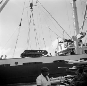 Arbeiders, schepen, containers, inladen, uitladen, Bestanddeelnr 250-8659