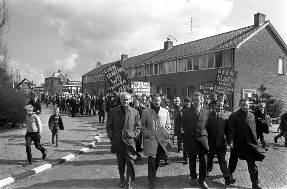 Arbeiders demonstreren tegen de voorgenomen sluiting van fabriek van Thomassen e, Bestanddeelnr 922-3110