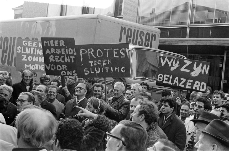 Arbeiders demonstreren tegen de voorgenomen sluiting van fabriek van Thomassen e, Bestanddeelnr 922-3114