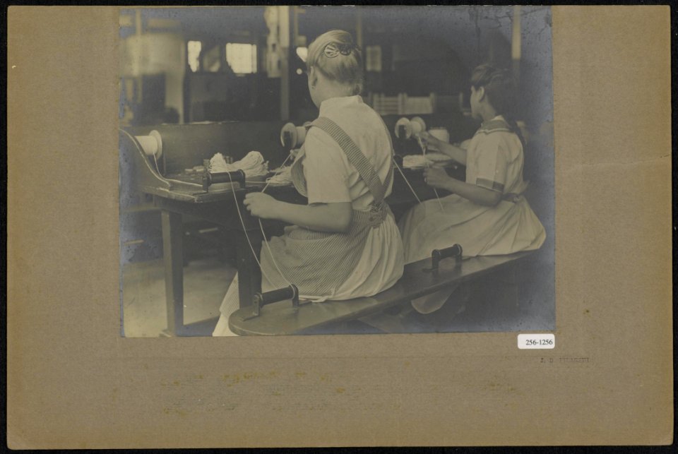 Arbeidsters knippen lonten op maat vermoedelijk, Bestanddeelnr 256-1256