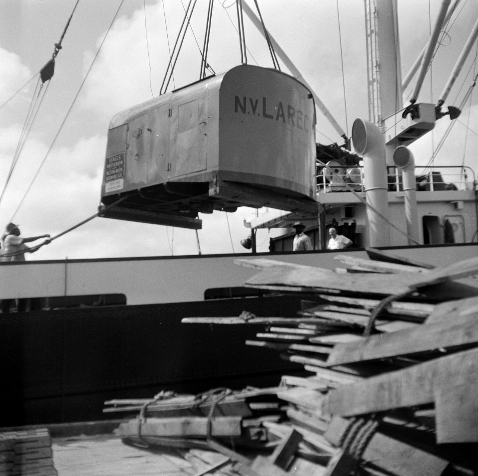 Arbeiders, schepen, containers, inladen, uitladen, Bestanddeelnr 250-8658