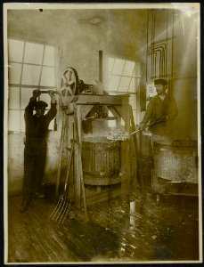 Arbeiders in fabriek, Bestanddeelnr 158-1466