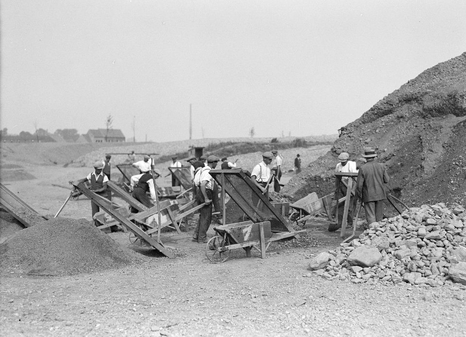 Arbeiders, stenen, planken, kruiwagens, werkzaamheden, Bestanddeelnr 253-6609