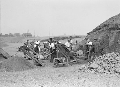 Arbeiders, stenen, planken, kruiwagens, werkzaamheden, Bestanddeelnr 253-6609