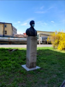 Areál nemocnice u Sv Anny - socha s maskou 20210412 092937