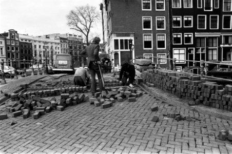 Arbeiders herstellen de bestrating, Bestanddeelnr 930-5836
