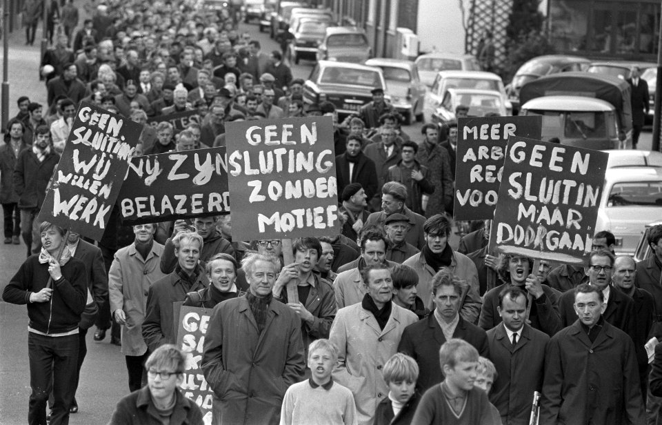 Arbeiders demonstreren tegen de voorgenomen sluiting van fabriek van Thomassen e, Bestanddeelnr 922-3118
