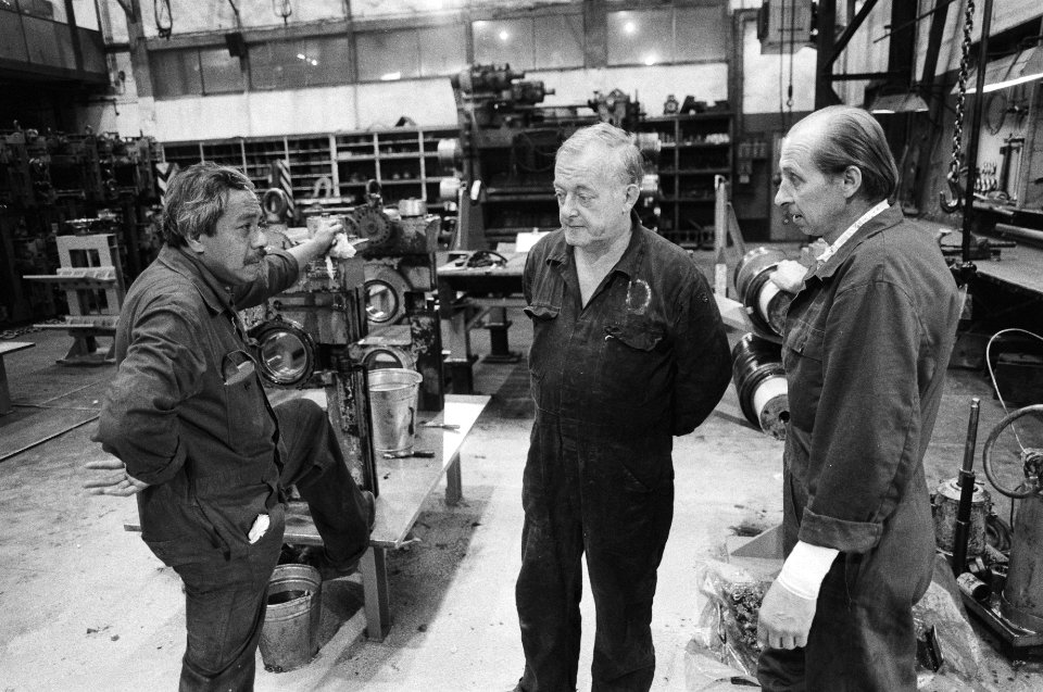 Arbeiders in de fabriekshal, Bestanddeelnr 932-3240