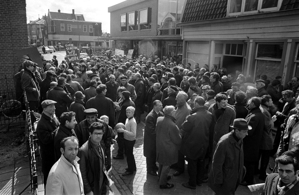 Arbeiders demonstreren tegen de voorgenomen sluiting van fabriek van Thomassen e, Bestanddeelnr 922-3115