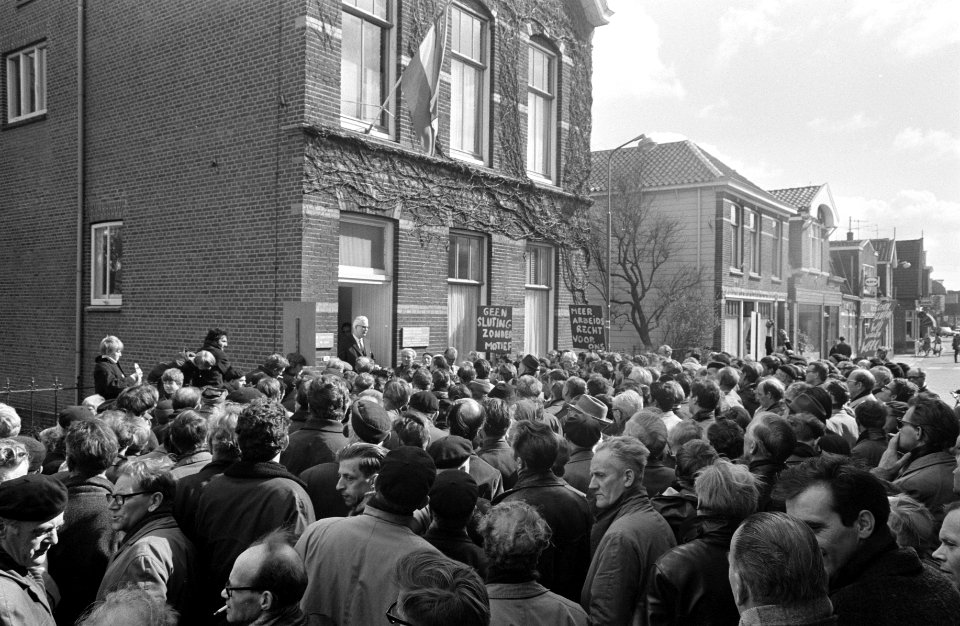 Arbeiders demonstreren tegen de voorgenomen sluiting van fabriek van Thomassen e, Bestanddeelnr 922-3117