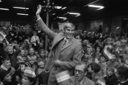 Ard Schenk tussen de kinderen, Bestanddeelnr 924-3626